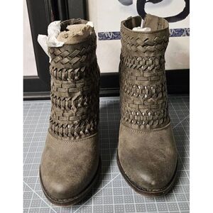 Fergalicious by Fergie Wanderer Booties Block Heel Zip Up Women's Ankle brown 6M